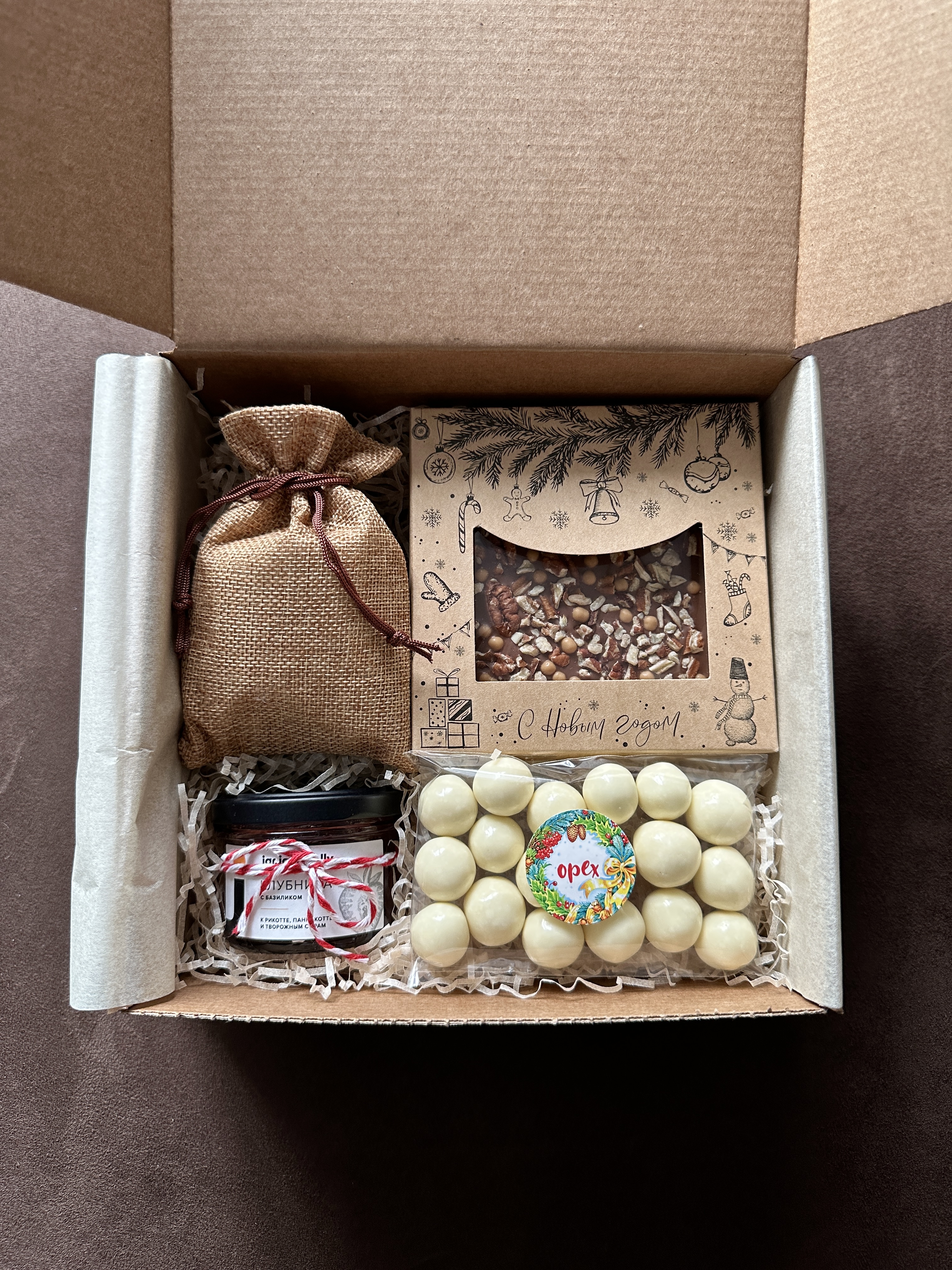Сладкий подарочный набор на Новый 2025 год  
