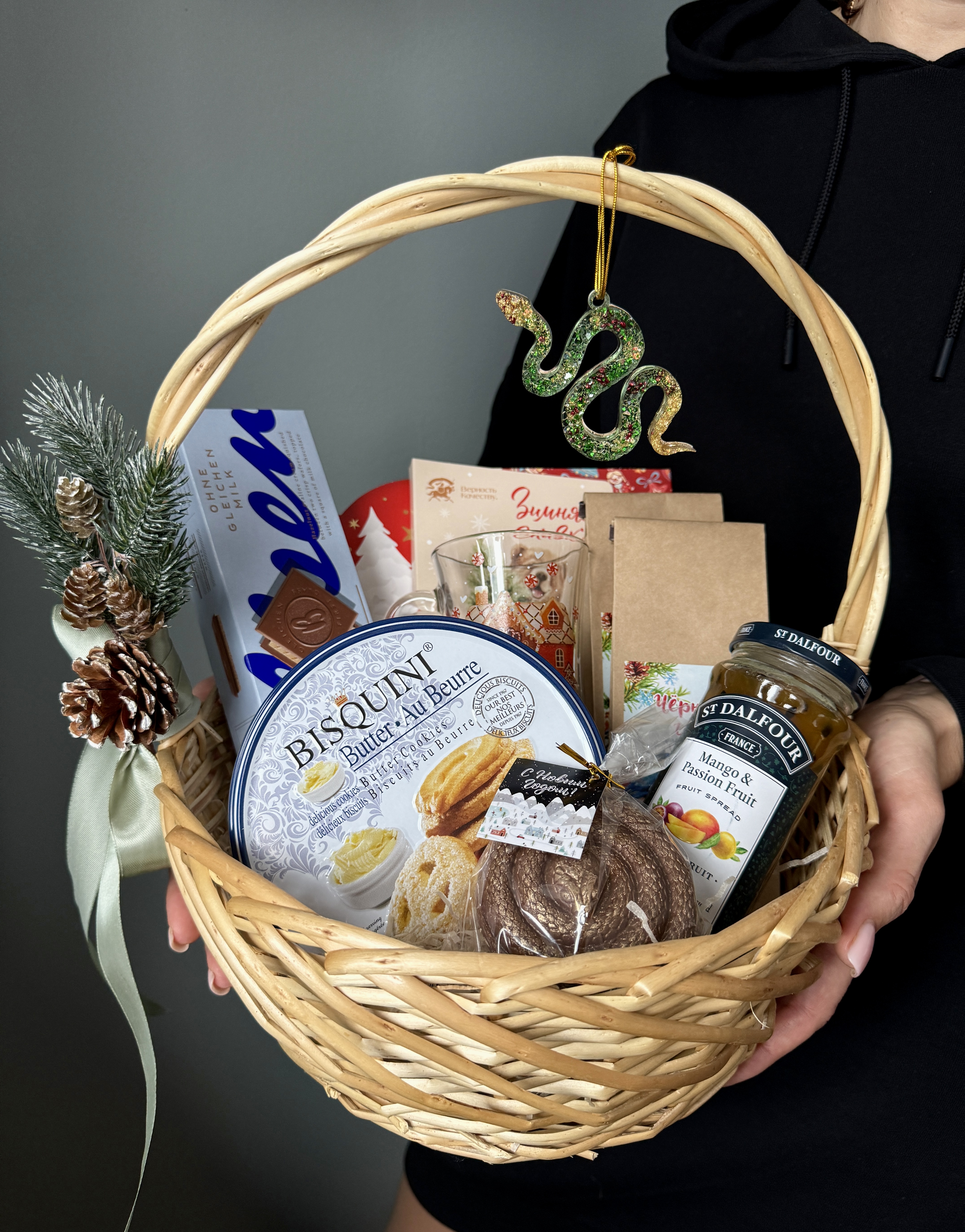 Подарочная корзина "Зимняя сказка" с символом года 2025