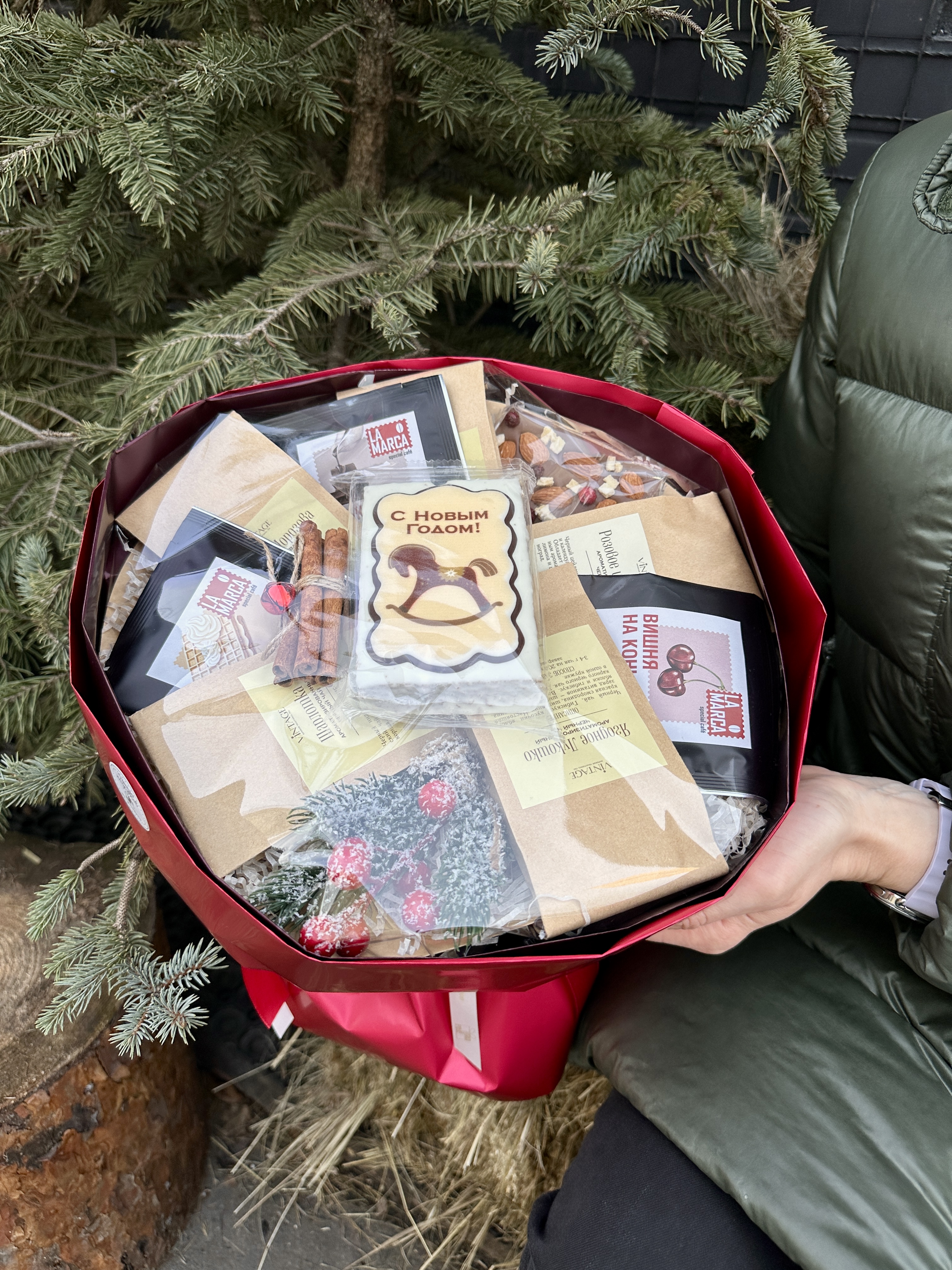 Новогодний букет "Празничное настроение" с чаем и кофе